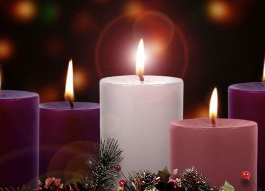 The fifth candle of white is lit signifying  the arrival of Christ in the advent preparations